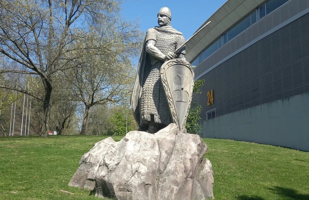 Rei Neno monumental themed sculpture built by Universal Rocks